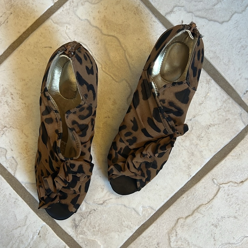 Open Toe Leopard Print Heels - Picture 2 of 10